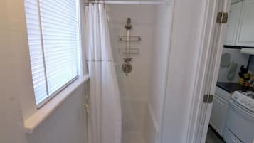 Douche, sĂšche-cheveux, serviettes fournies, savon