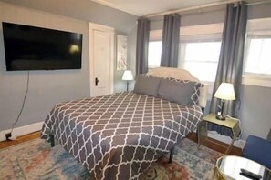 1 bedroom, desk, iron/ironing board, free WiFi - B-town Bridgeview (Bloomington)