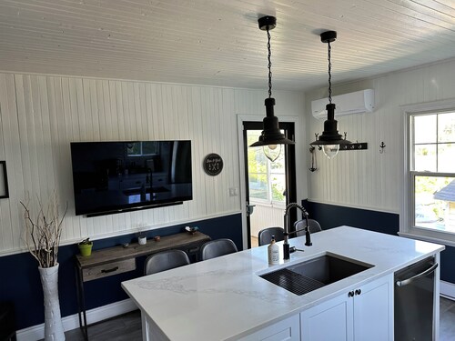 Melancy waterfront cottage in Sainte-Agathe Nord (Ivry-sur-le-Lac). 