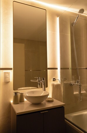 Shower, hair dryer, bidet, towels - Brand New Studio, located at San Telmo, Buenos Aires. (Buenos Aires)