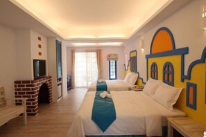 Une chambre d’hôtel avec deux lits, une télévision, une cheminée et une grande fenêtre avec des rideaux.