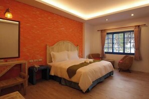 Une chambre à coucher avec un lit, des tables de chevet, une chaise, une fenêtre et un miroir.
