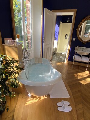 Haartrockner, Handtücher, Seife, Shampoo