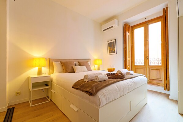 Iron/ironing board, free WiFi, bed sheets