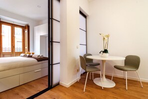 Iron/ironing board, free WiFi, bed sheets