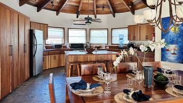 House, Ensuite, Sea View (Luxury Seaside Villa) | Dapur berkongsi | Pembancuh kopi/teh, meja makan