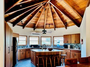 บ้านพัก, ห้องน้ำในตัว, วิวทะเล (Luxury Seaside Villa) | ครัวส่วนกลาง | เครื่องชงกาแฟ/ชา, โต๊ะรับประทานอาหาร