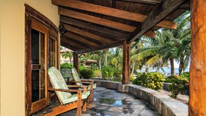 Villa supérieure, 3 chambres, vue sur la plage, au bord de l’océan | Terrasse/patio
