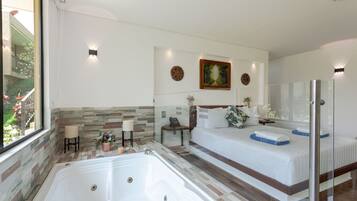 Suíte luxo, 1 cama de casal, sacada | Cofres nos quartos, cortinas blackout, Wi-Fi de cortesia