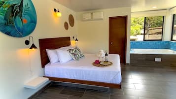 Suite, vista a la alberca | Caja de seguridad en la habitación, cortinas blackout y wifi gratis