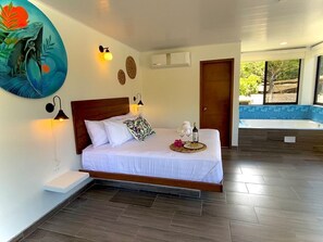 Suite, uitzicht op zwembad | Een kluis op de kamer, verduisterende gordijnen, gratis wifi