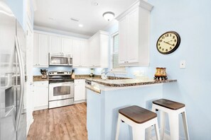 Keittoastiat/astiat/ruokailuvälineet