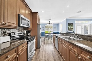 Mikrobølgeovn, kaffetrakter/tekoker og spisebord