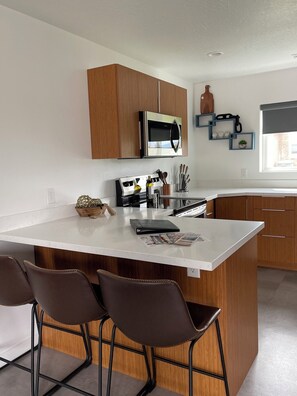 Frigorifero, microonde, forno, piano cottura