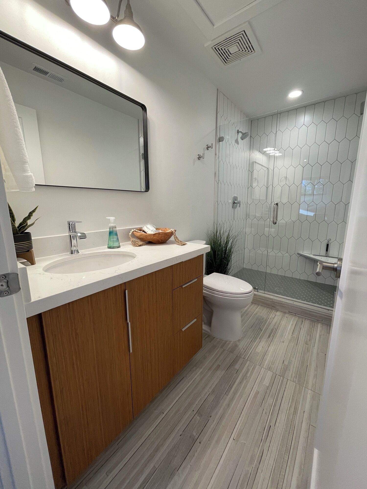 Dutxa, assecador de cabells, tovalloles i sabó 