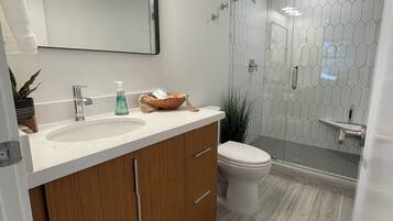 Dutxa, assecador de cabells, tovalloles i sabó