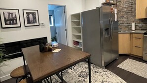 Una cucina moderna con isola centrale, elettrodomestici in acciaio inossidabile e una ventola a soffitto.