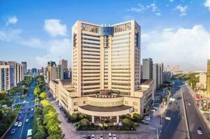 Un edificio de gran altura con un patio central y varios pisos.