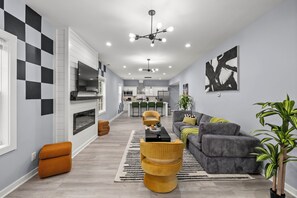 Fernseher, Kamin, Videospiele, Tischtennisplatte