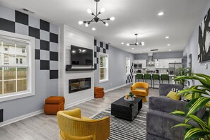 Fernseher, Kamin, Videospiele, Tischtennisplatte