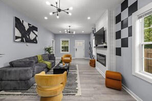 Fernseher, Kamin, Videospiele, Tischtennisplatte