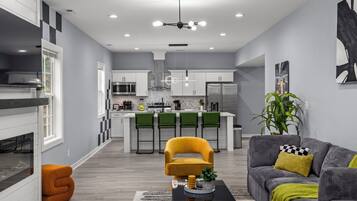 Televisión, chimenea, videojuegos y tenis de mesa