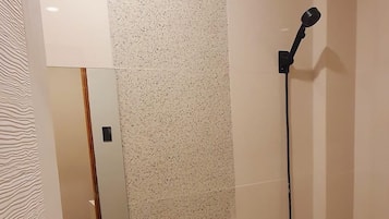 Quarto casal ou duplo conforto | Banheiro | Chuveiro, chinelos, toalhas de banho, papel higiênico