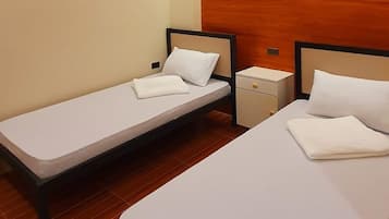 Comfort-Doppel- oder -Zweibettzimmer | Schreibtisch, laptopgeeigneter Arbeitsplatz, Verdunkelungsvorhänge