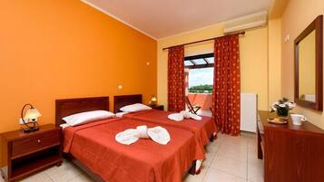 4 slaapkamers, een bureau, een strijkplank/strijkijzer, wifi