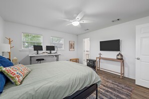 3 bedrooms, desk, WiFi, bed sheets
