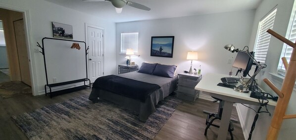 3 室のベッドルーム、デスク、WiFi、ベッドシーツ