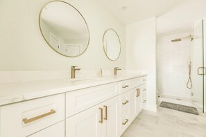 Hair dryer, towels, soap, shampoo - Sanibel Island Pool Home (Sanibel)
