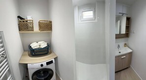 Hair dryer, towels, soap, shampoo - Joli Appartement Rénové de 55m2. Parking Gratuit (Cassis)