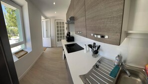 Fridge, microwave, oven, stovetop - Joli Appartement Rénové de 55m2. Parking Gratuit (Cassis)