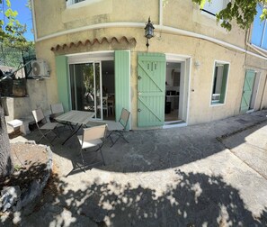 Outdoor dining - Joli Appartement Rénové de 55m2. Parking Gratuit (Cassis)