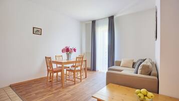 Suite – deluxe, balkong | Skrivebord, skrivebord for bærbar PC og wi-fi (inkludert)