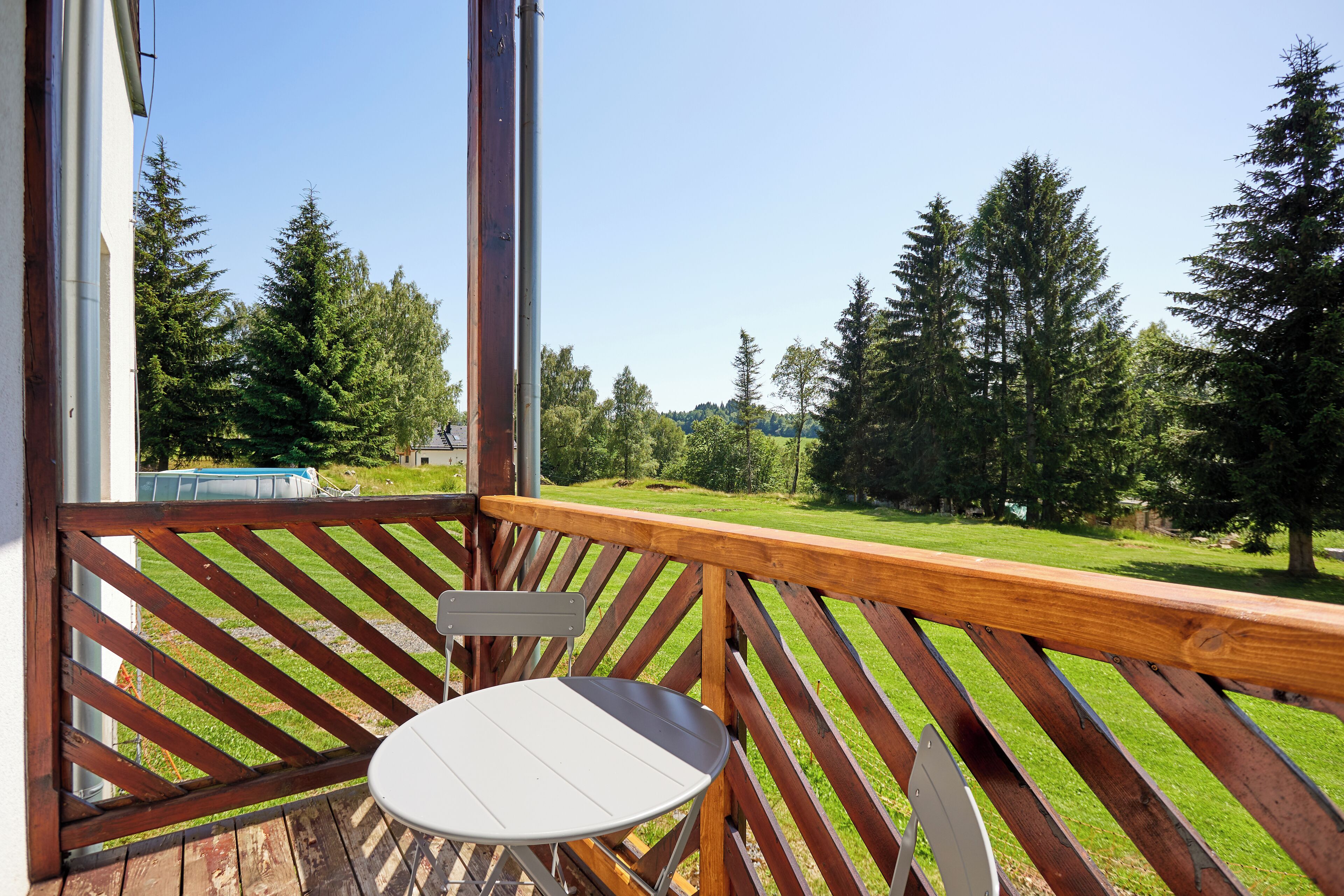 Skrivebord, skrivebord for bærbar PC og wi-fi (inkludert)