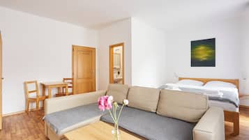Deluxe-Doppelzimmer, 1 Queen-Bett und Schlafsofa, Balkon | Schreibtisch, laptopgeeigneter Arbeitsplatz, kostenloses WLAN