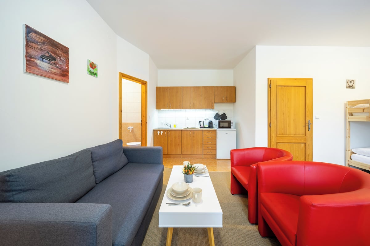 Comfort Suite | 1 bedroom, desk, laptop workspace, free WiFi
