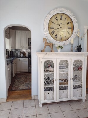 Microwave, oven, stovetop, dishwasher - Peaceful and Romantic Retreat or Family Gatherings. Walk to Shops & Breweries.  (Cheyenne)