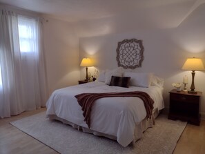 3 bedrooms, iron/ironing board, WiFi, bed sheets - Peaceful and Romantic Retreat or Family Gatherings. Walk to Shops & Breweries.  (Cheyenne)