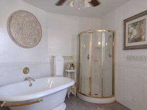 Secadora de cabello, bidet, toallas, jabón 
