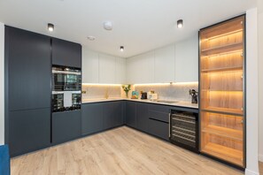 Fridge, microwave, oven, dishwasher - Farringdon Lux 2-bed flat w. Balcony - Clerkenwell (London)