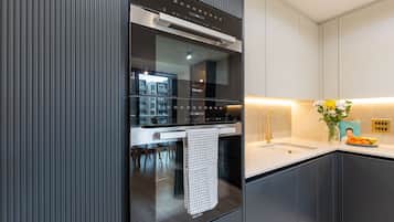 冷蔵庫、電子レンジ、オーブン、食器洗い機