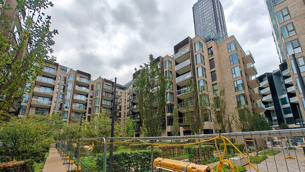 A modern residential building with multiple balconies and a garden area. - Farringdon Lux 2-bed flat w. Balcony - Clerkenwell (London)