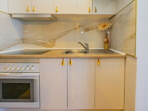 Fridge, microwave, oven, coffee/tea maker