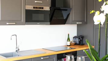 Geladeira, micro-ondas, fogão, cooktop