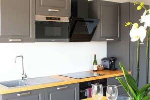 Kjøleskap, mikrobølgeovn, ovn og kokeplater