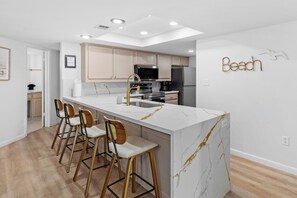 Een koelkast, een magnetron, een oven, een kookplaat