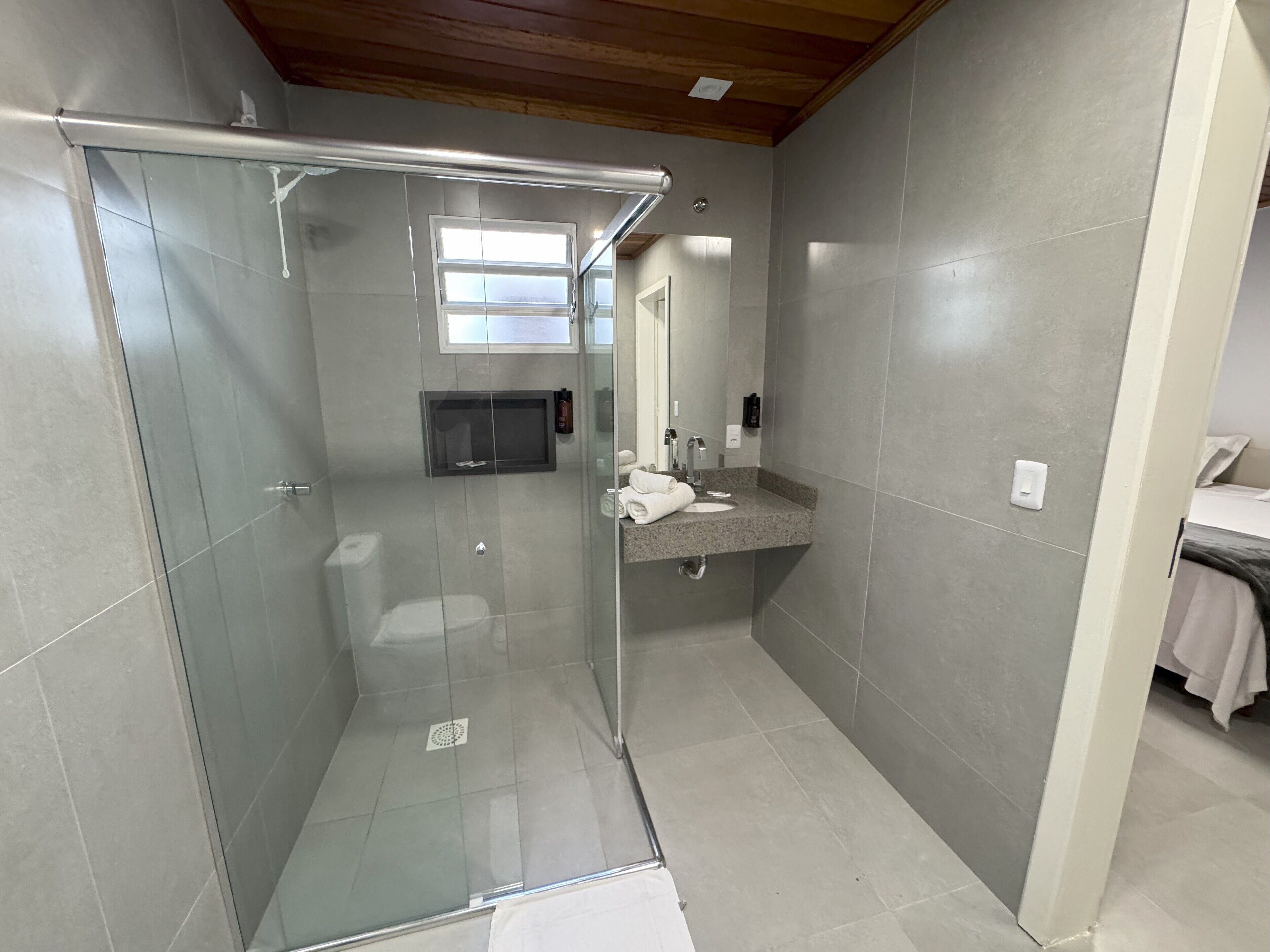 Familienzimmer | Badezimmer | Dusche, Handtücher, Seife, Toilettenpapier